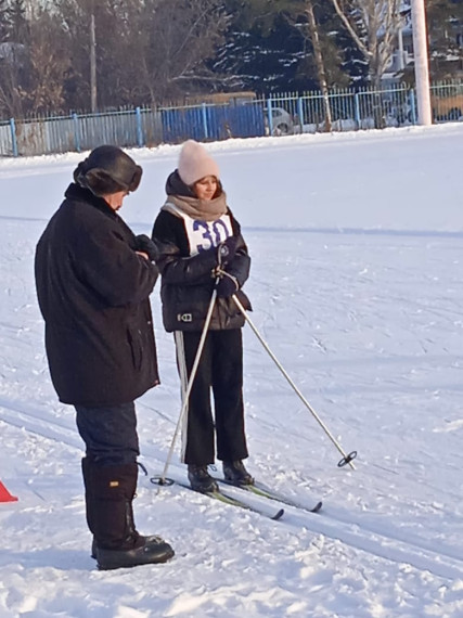 Участие в лыжных гонках.