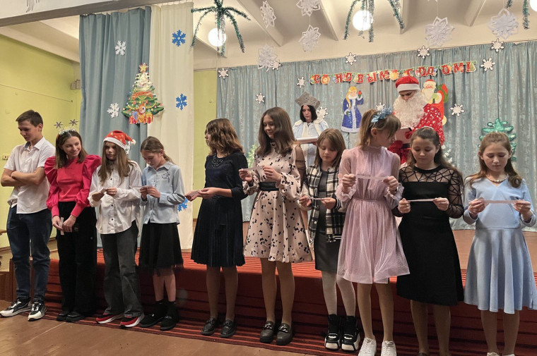 Новогодний праздник для учащихся 5-11 классов.
